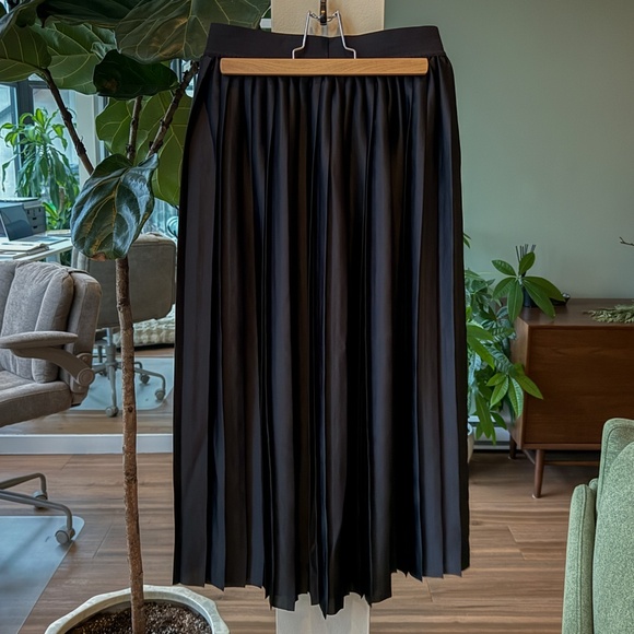 Lululemon pleated midi skirt - Picture 1 of 5